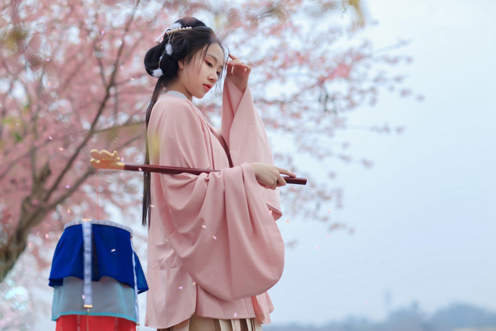 樱花树下汉服少女清新脱俗图片