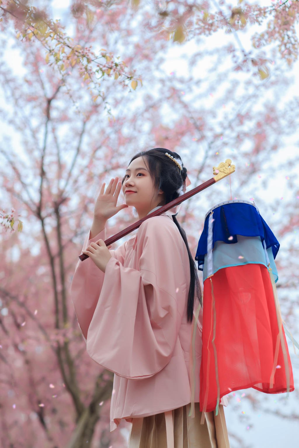 樱花树下汉服少女清新脱俗图片