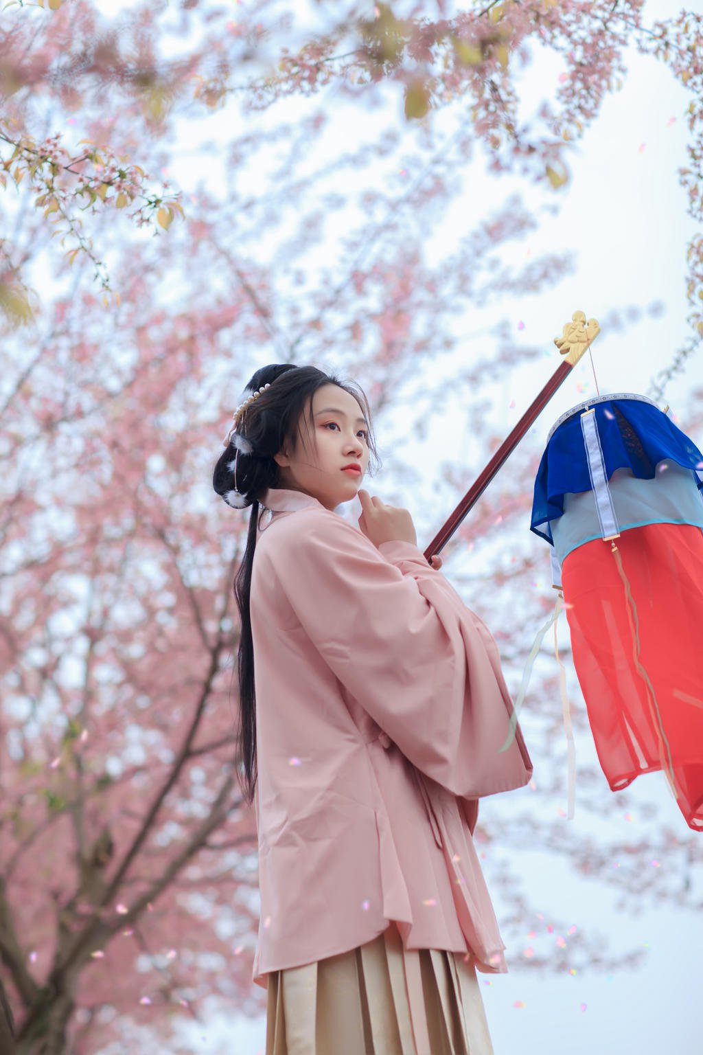 樱花树下汉服少女清新脱俗图片