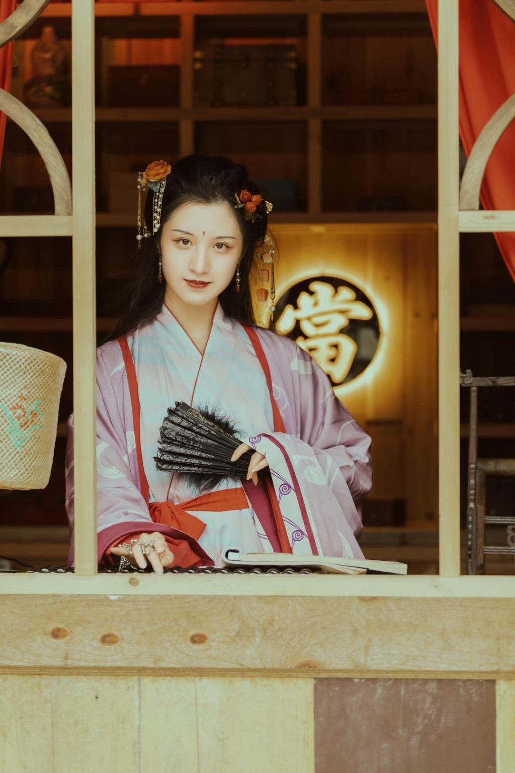 窗台前的汉服美女秀雅绝俗图片