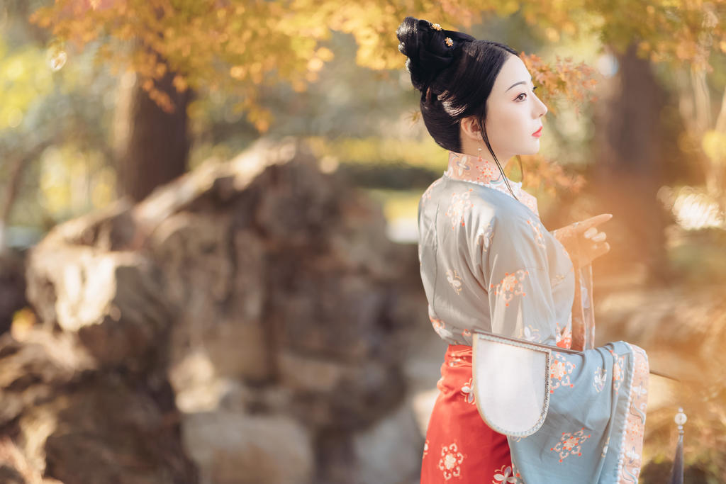 汉服少女红唇雪肤眉清目秀图片