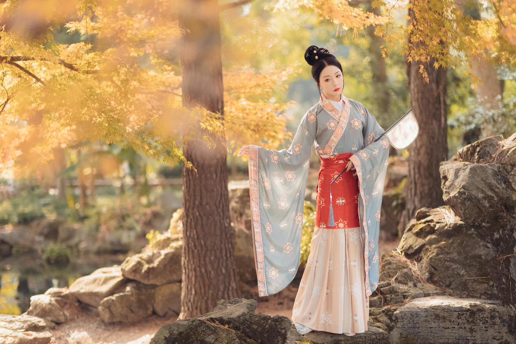 汉服少女红唇雪肤眉清目秀图片