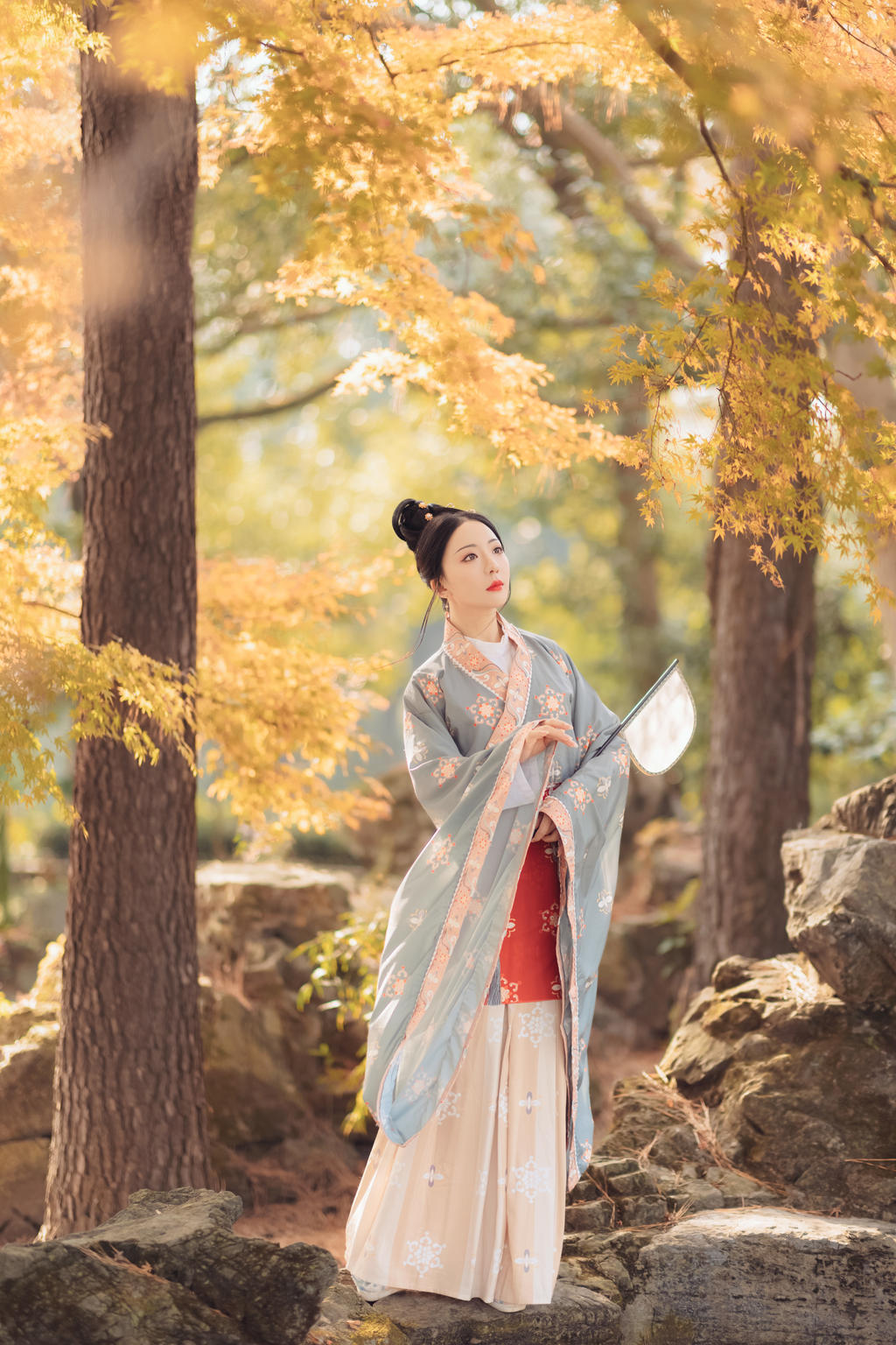 汉服少女红唇雪肤眉清目秀图片