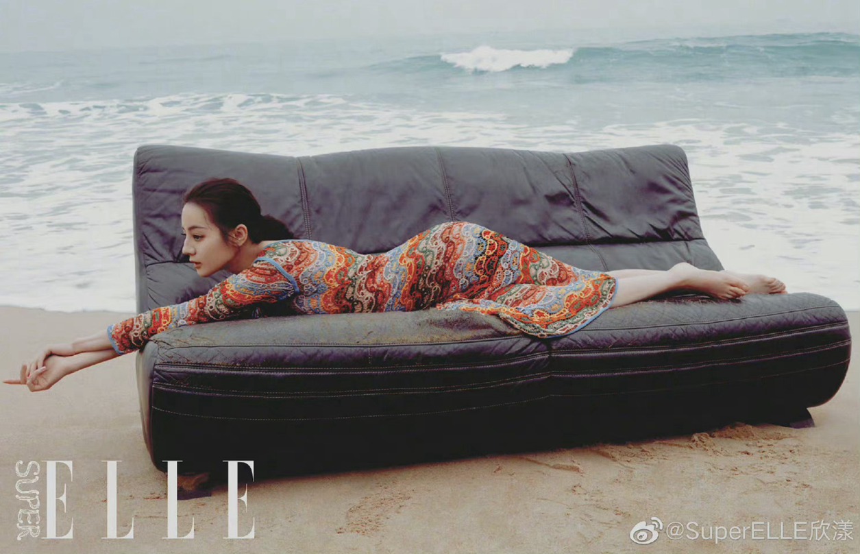 迪丽热巴SuperELLE开年刊封面海边惬意写真