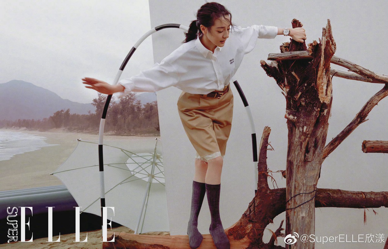 迪丽热巴SuperELLE开年刊封面海边惬意写真