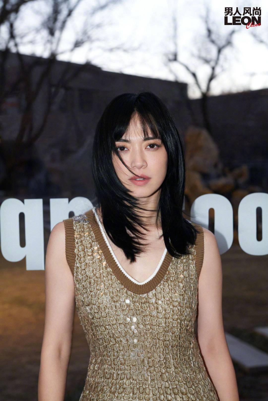 姚晨清透妆容简约造型杂志写真