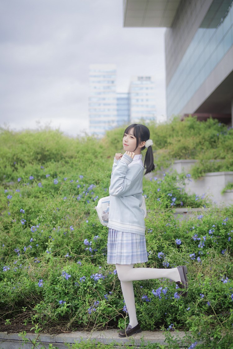 双马尾少女户外清纯养眼白丝美腿萌妹写真图片