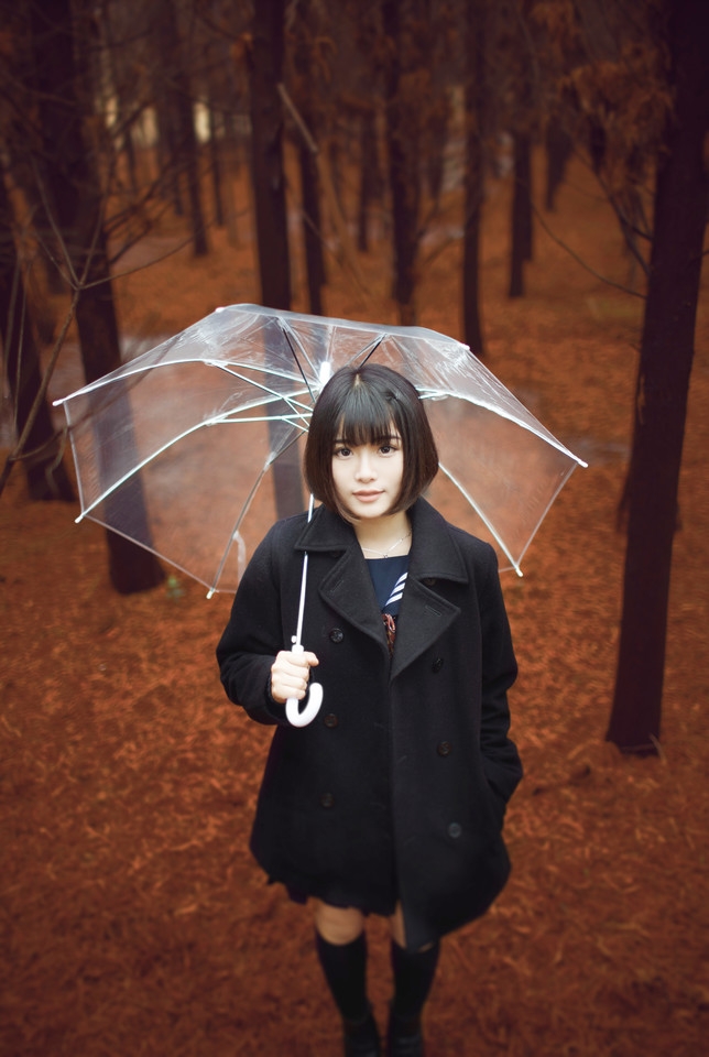 树林里的制服美女黑丝美腿写真