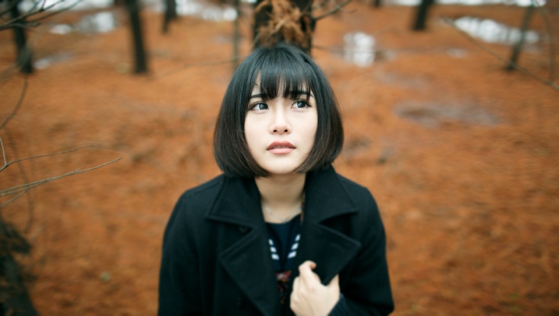 树林里的制服美女黑丝美腿写真