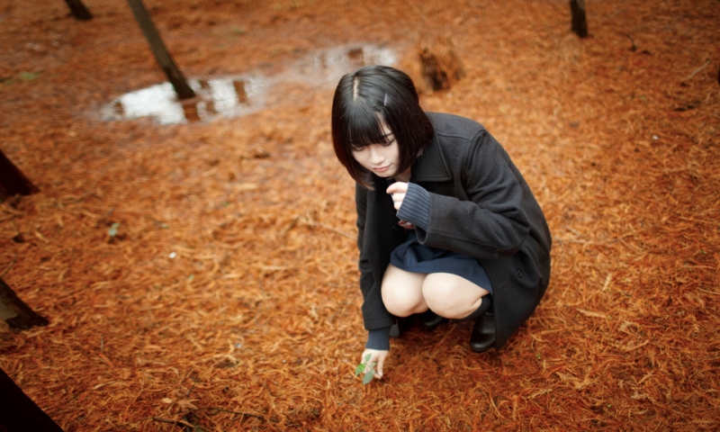 树林里的制服美女黑丝美腿写真