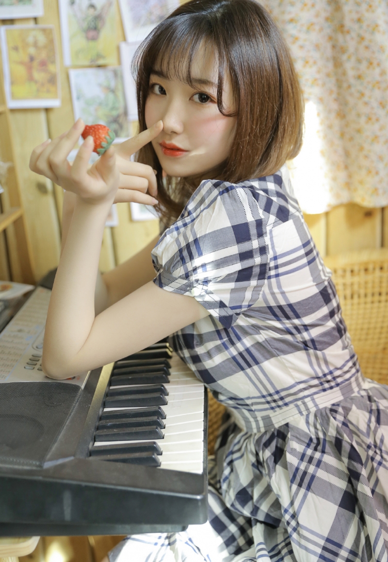 阳光下的清纯美女白丝美腿写真
