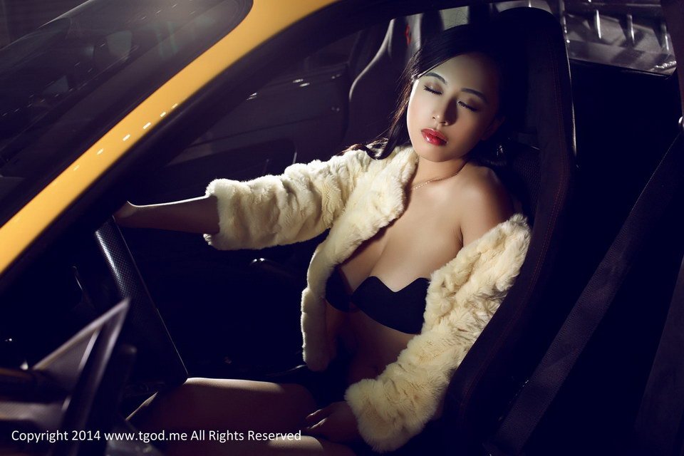 性感车模美女黄可黑色内衣深沟爆乳高跟美腿写真