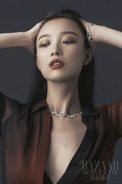 倪妮性感杂志封面写真 深V露酥胸风情万种