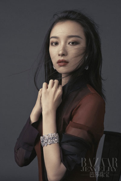 倪妮性感杂志封面写真 深V露酥胸风情万种
