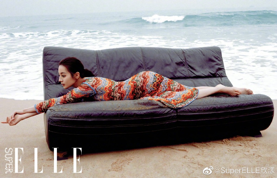 迪丽热巴又美又飒可盐可甜写真