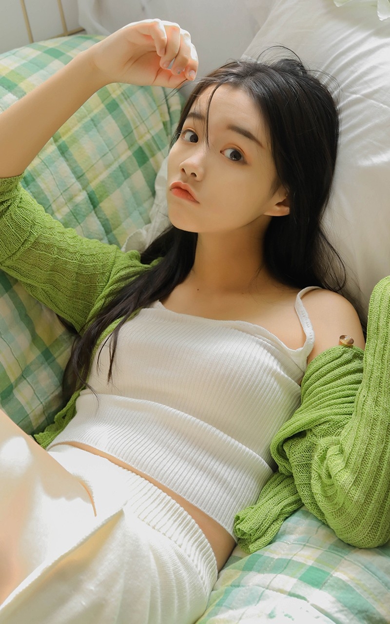 清纯美眉长发及腰漂亮脸蛋苗条身材美女私密写真集