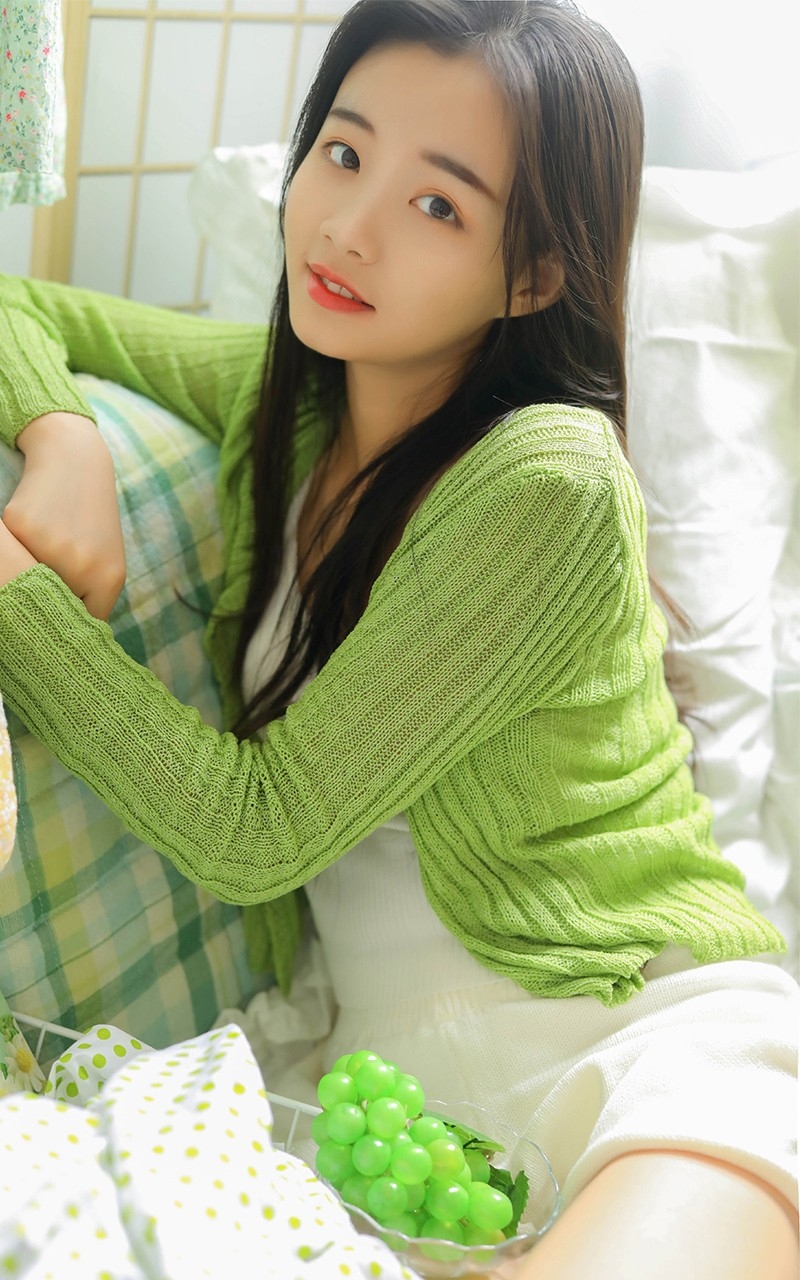 清纯美眉长发及腰漂亮脸蛋苗条身材美女私密写真集