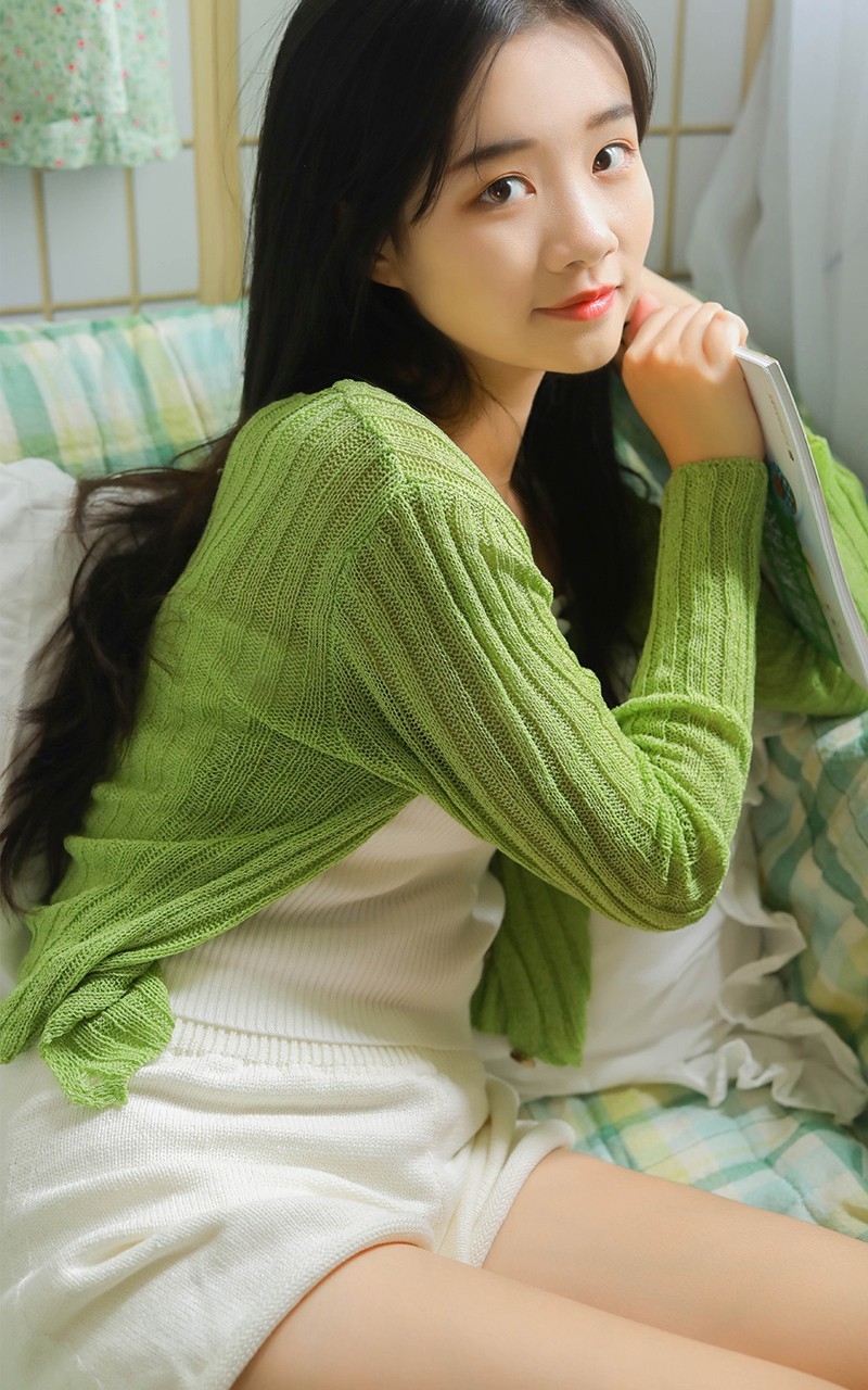 清纯美眉长发及腰漂亮脸蛋苗条身材美女私密写真集