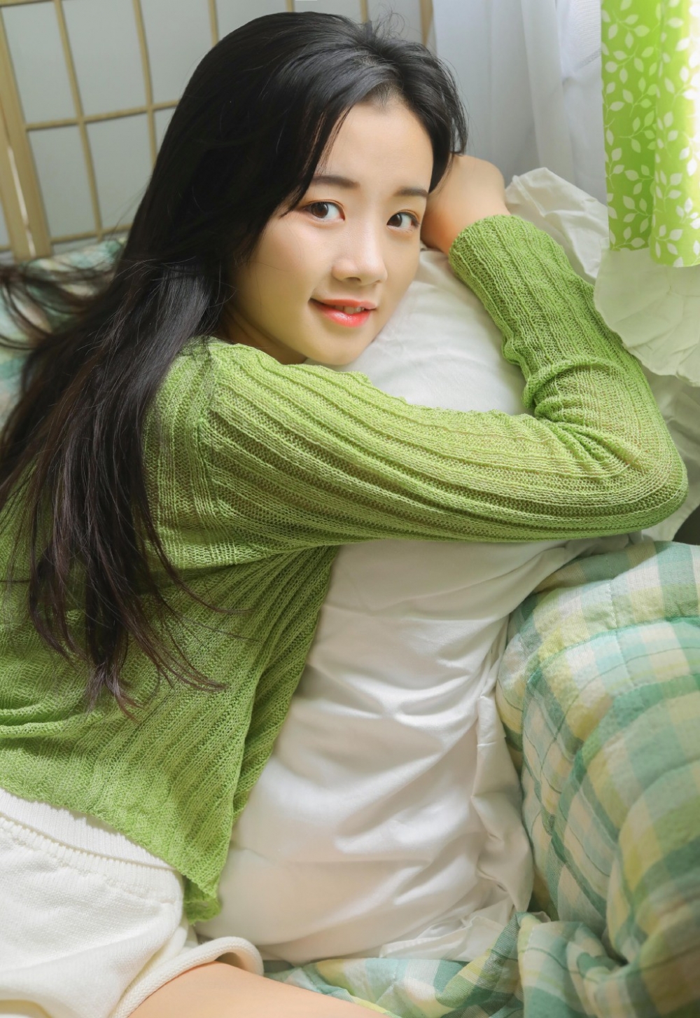 清纯美眉长发及腰漂亮脸蛋苗条身材美女私密写真集