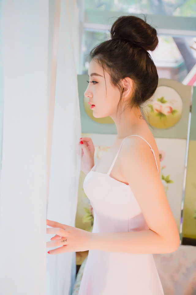 红唇盘发美女吊带低胸写真