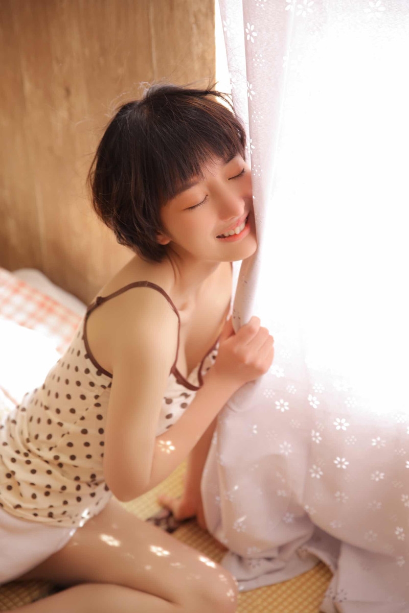 短发萌妹子私房白嫩养眼清纯美女图片