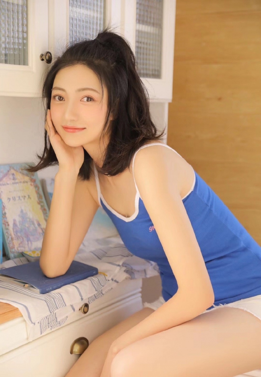 吊带背心美女甜美撩人私房性感美腿自拍生活照图片