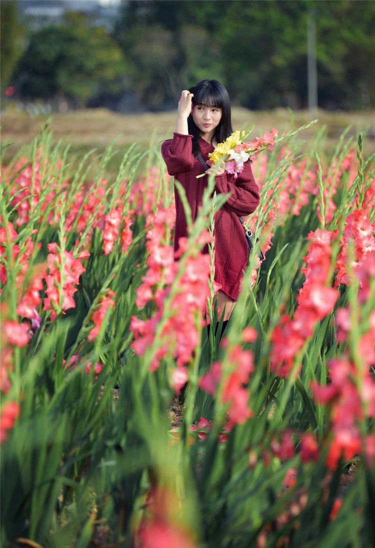 美女御姐曾妍希性感吊带裙户外写真图片