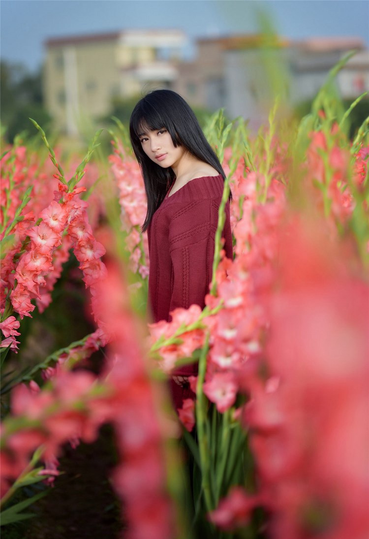 美女御姐曾妍希性感吊带裙户外写真图片