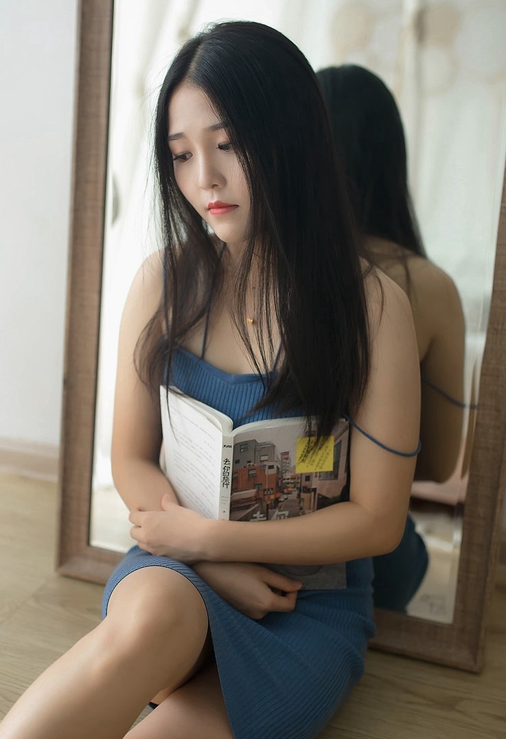 身材肉肉的白丝袜性感短发小美女