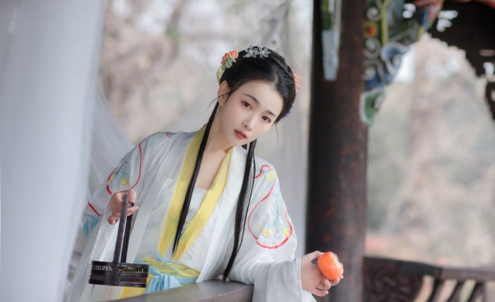 气质温婉优雅的漂亮小姐姐轻薄白纱仙气十足古装摄影