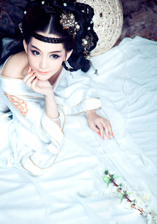 明艳动人古装美女 展白皙皮肤