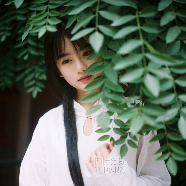 白衣少女城隍庙写真 展天真无邪笑容