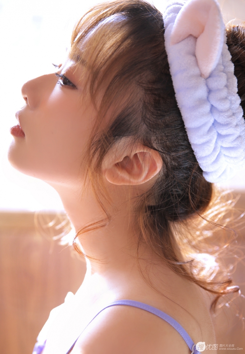 大眼妹子长得亭亭玉立曼妙写真