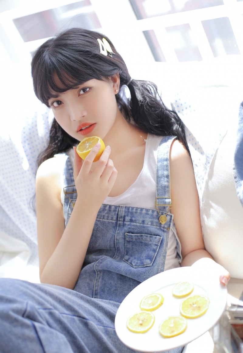 双马尾少女牛仔背带裤居家写真
