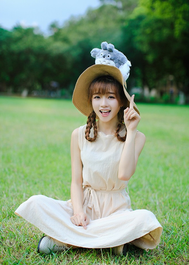 草地上的麻花辫美少女精选图片