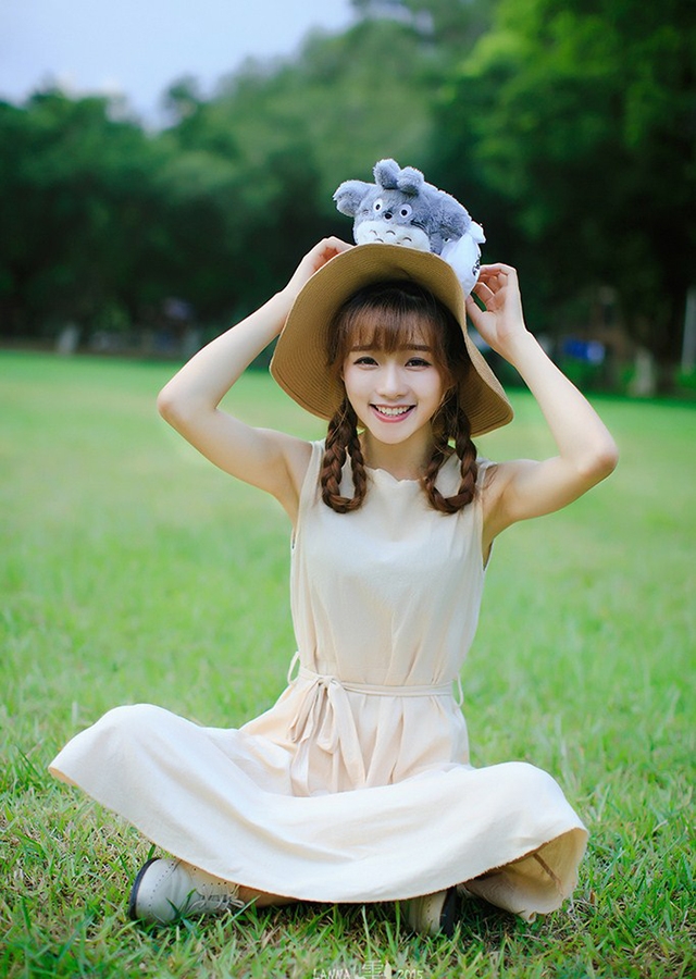 草地上的麻花辫美少女精选图片