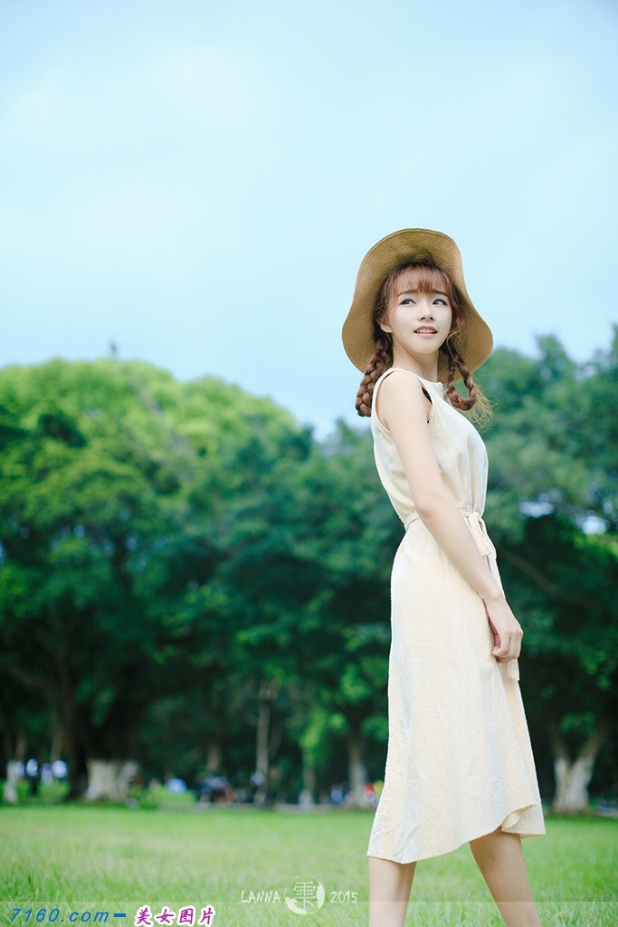 草地上的麻花辫美少女精选图片