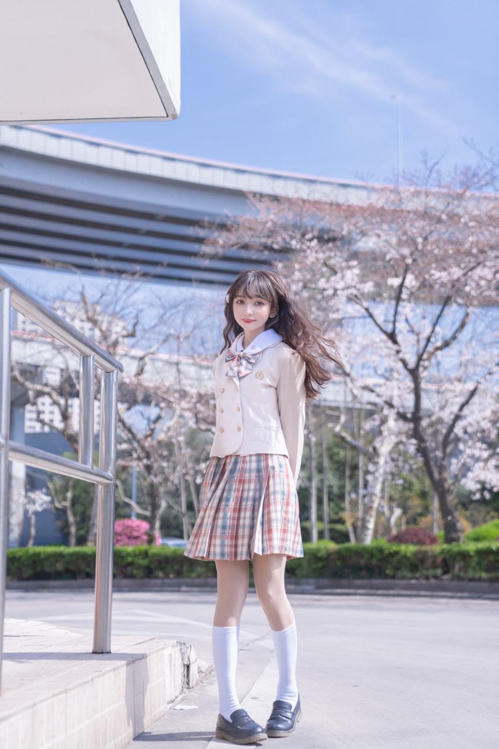 樱花树下制服美女白丝美腿图片