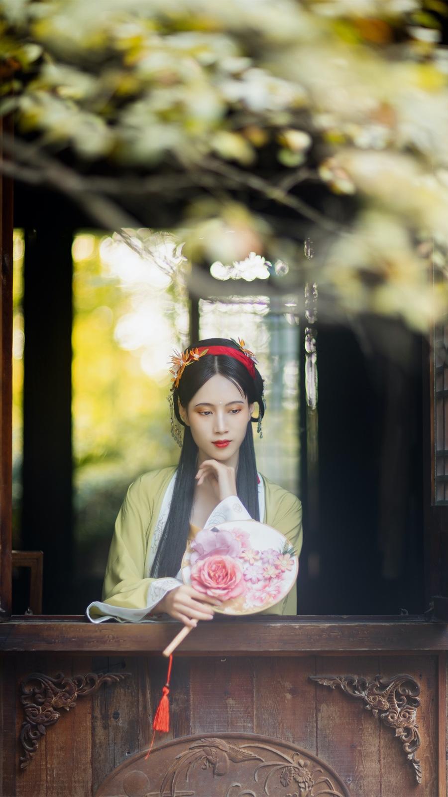 古装美女手执罗扇轻摇裙摆写真
