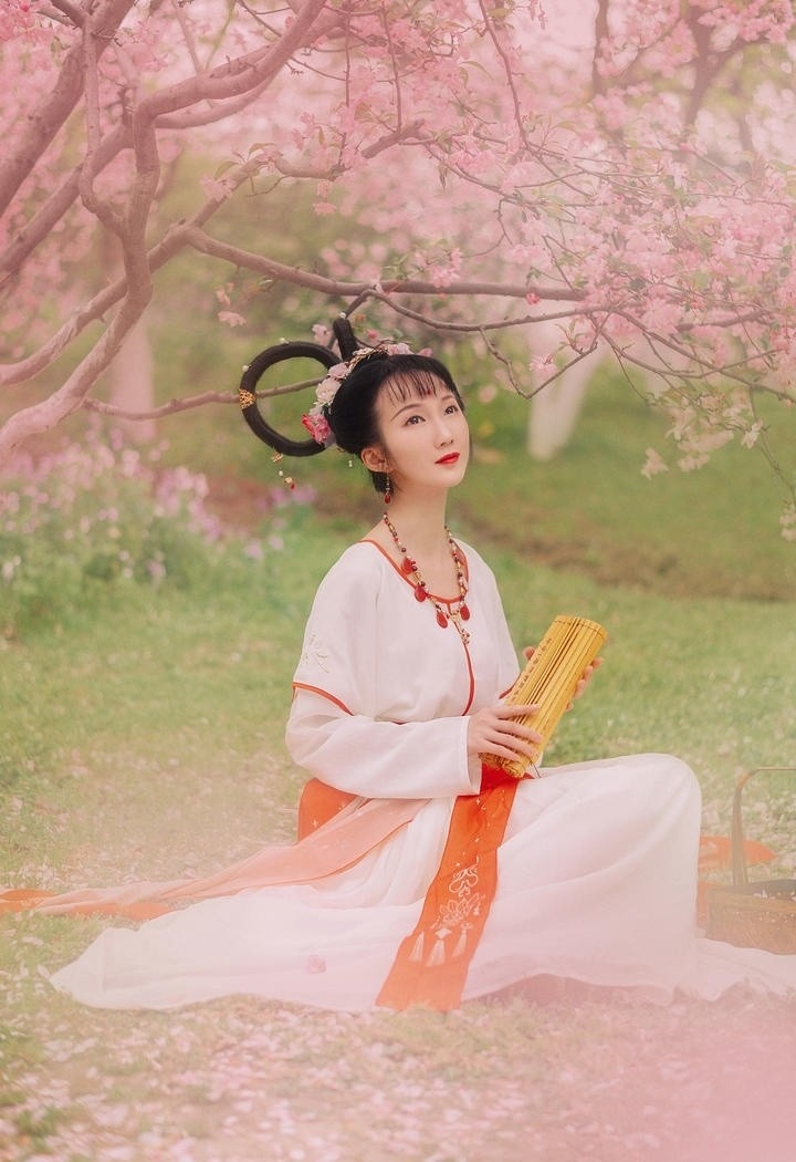 桃花树下汉服少女唯美古风摄影