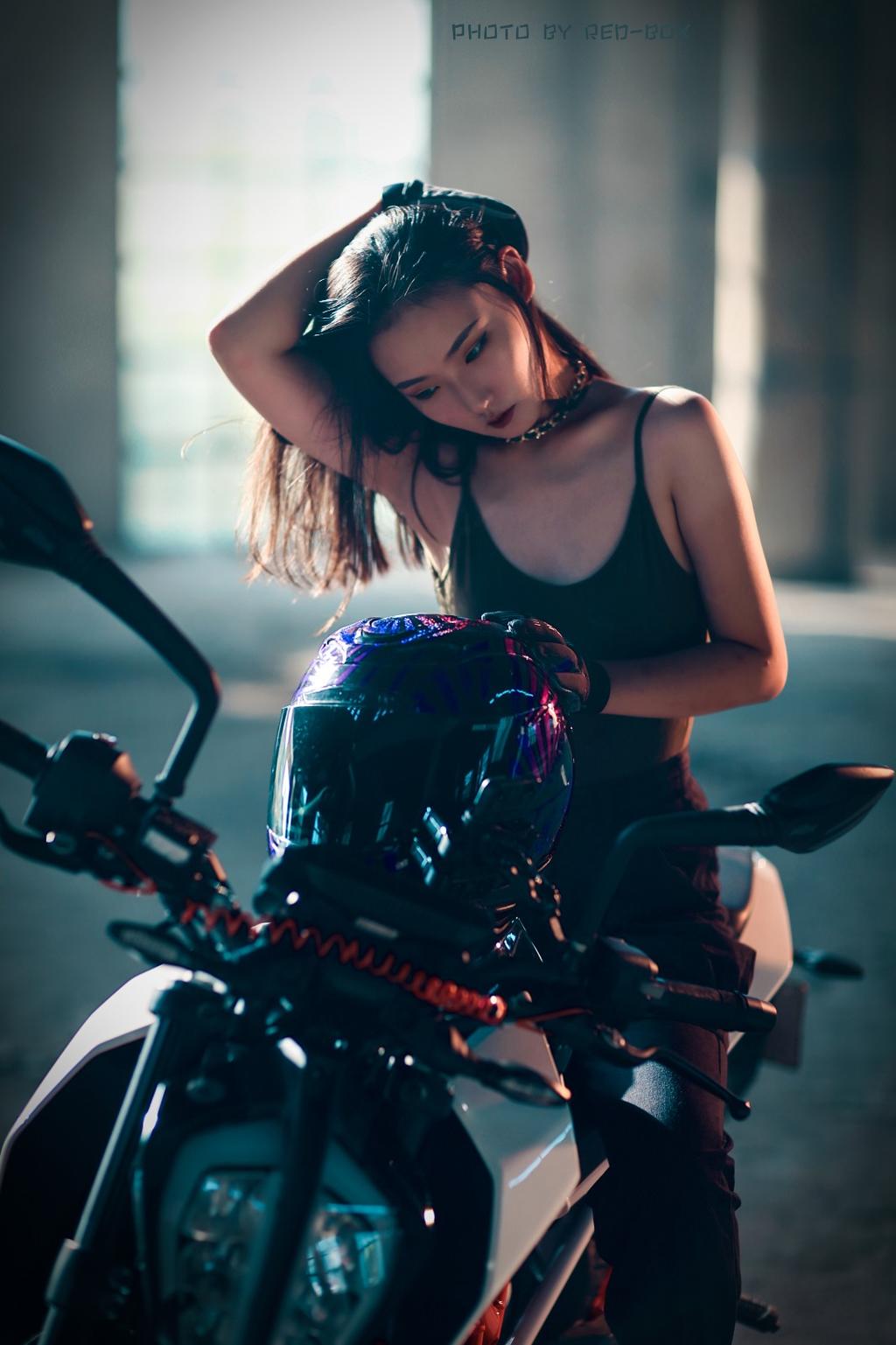 美飒机车女孩霸气图片