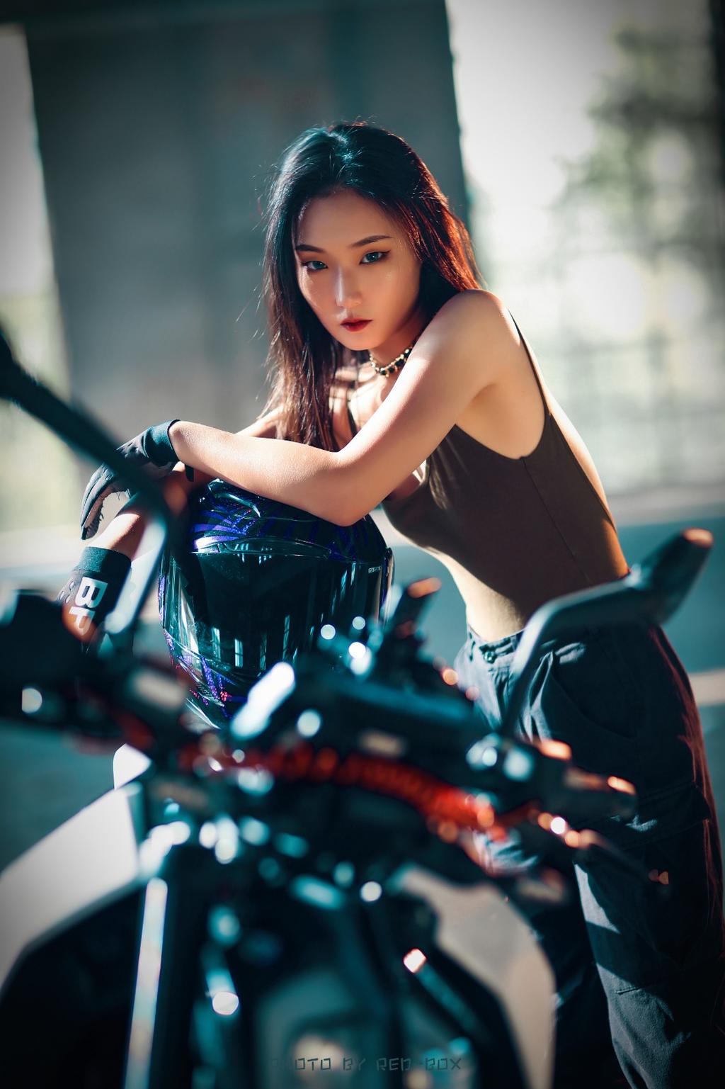 美飒机车女孩霸气图片