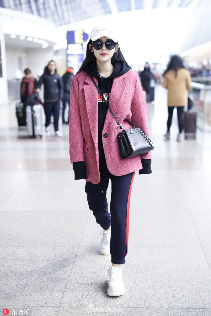 古力娜扎机场街拍照 噘嘴歪头尽显少女气质