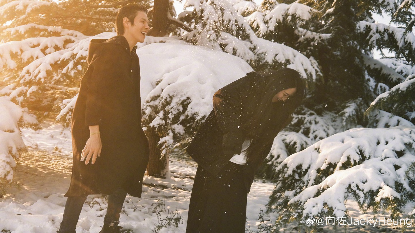 向佐郭碧婷雪地氛围感大片笑容满溢互动甜蜜