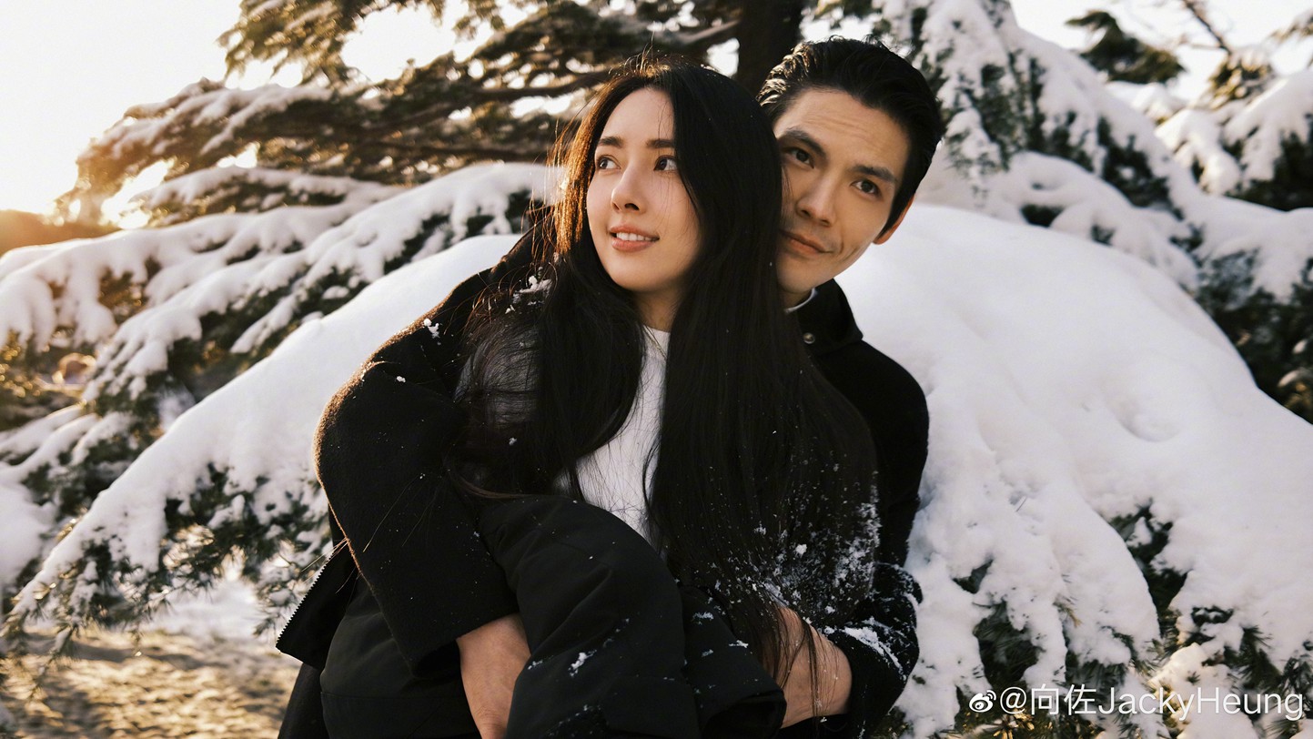 向佐郭碧婷雪地氛围感大片笑容满溢互动甜蜜