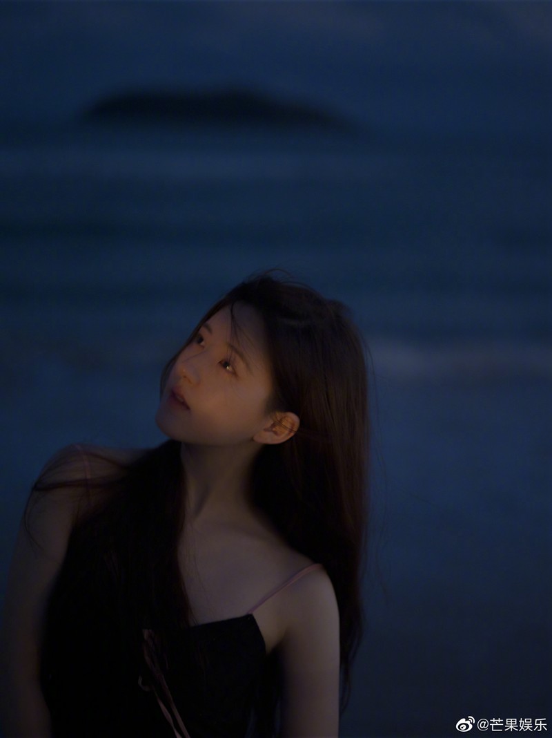 赵露思海边光影大片黑色长裙慵懒不失浪漫