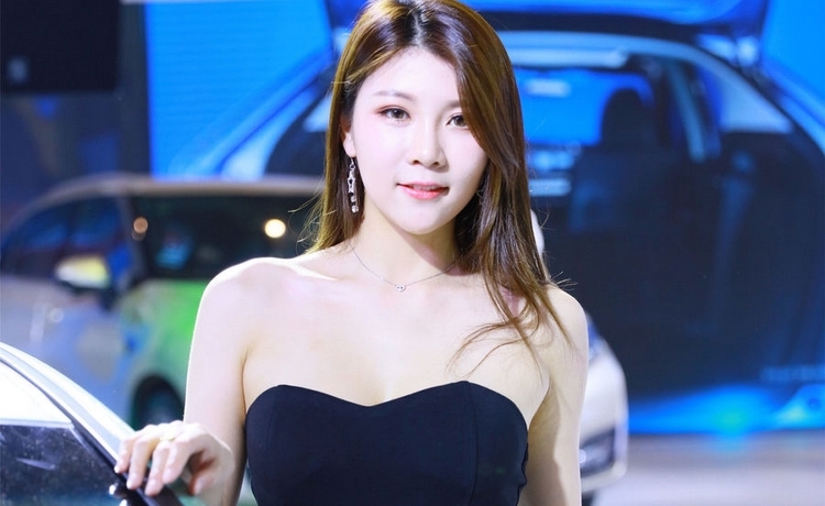 甜美白皙车模束胸裙露香肩美腿现场火辣图片