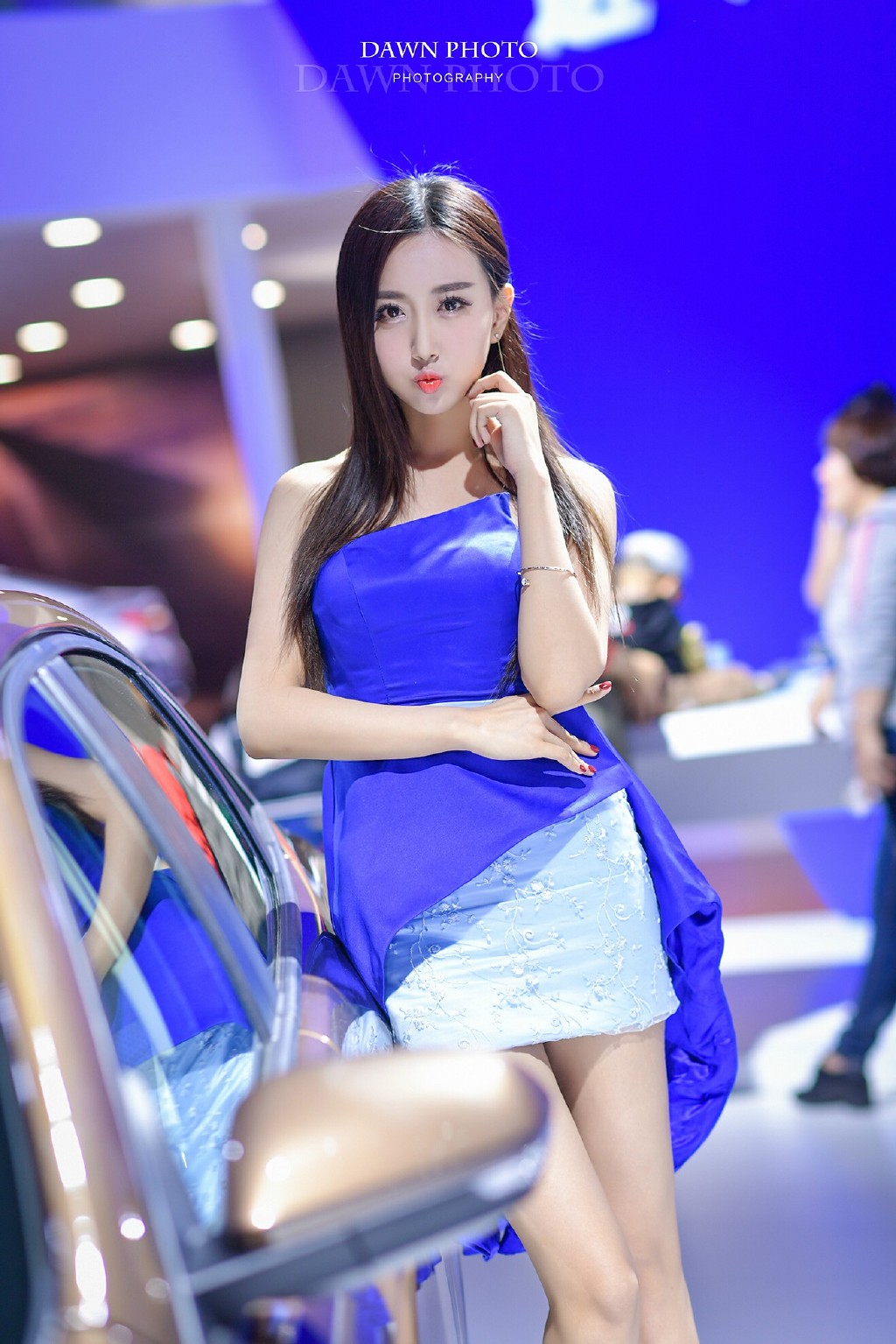 瓜子脸长发超短美女车模秀美腿