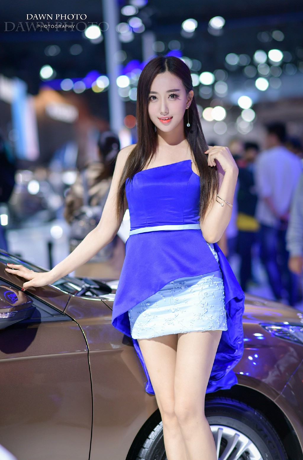 瓜子脸长发超短美女车模秀美腿