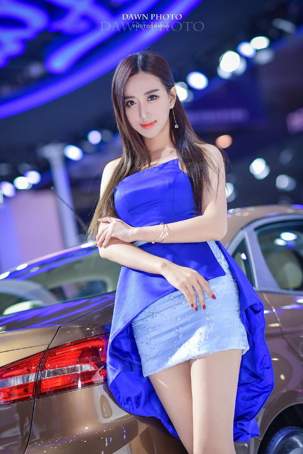 瓜子脸长发超短美女车模秀美腿